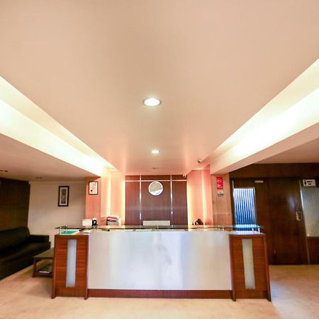 Lucky Hotel Goregaon Mumbai Exterior photo