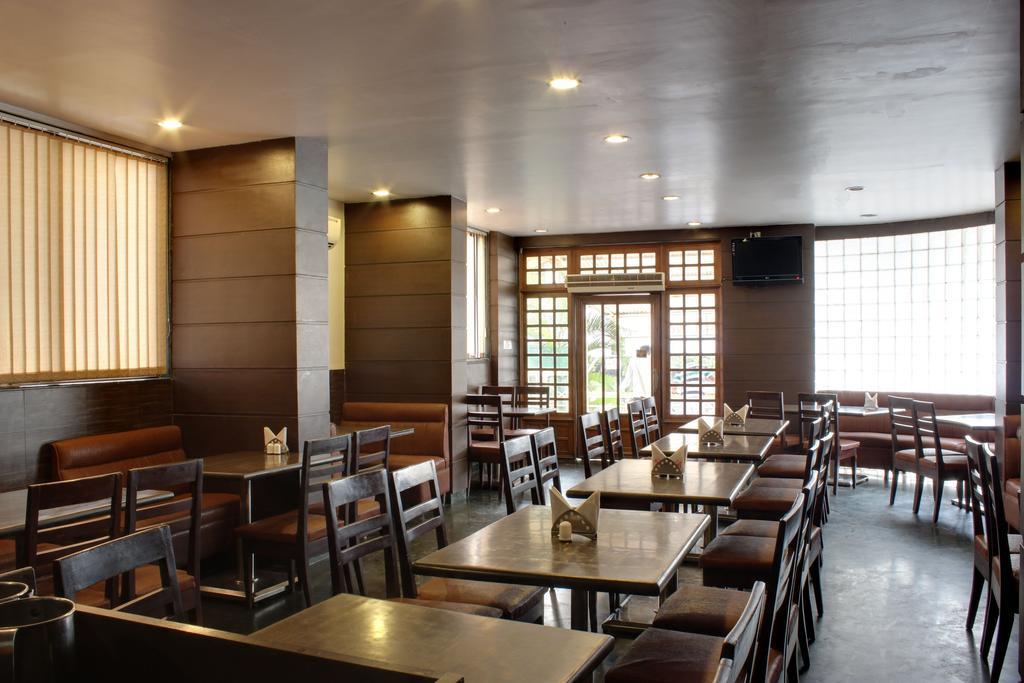 Lucky Hotel Goregaon Mumbai Exterior photo