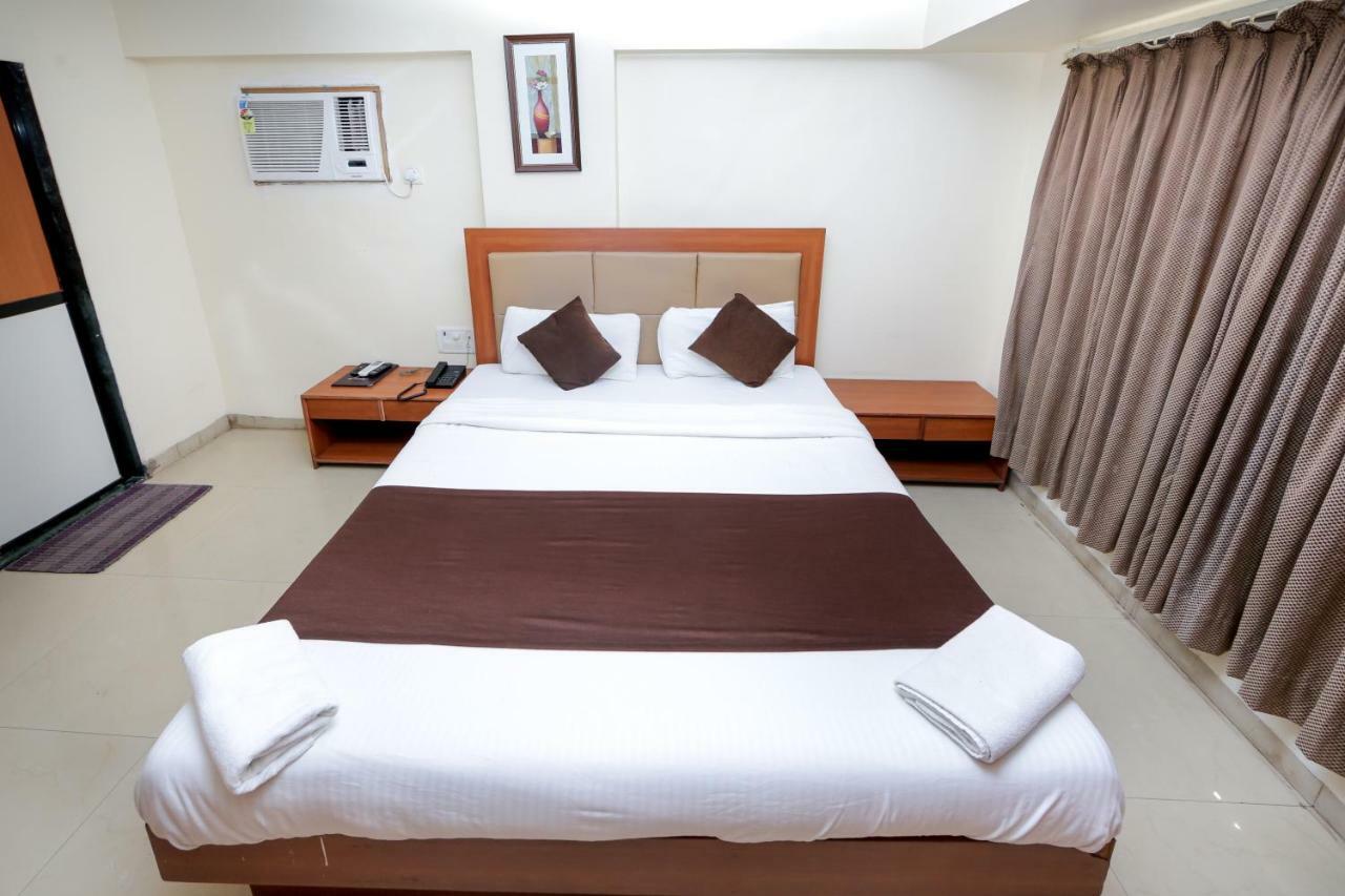 Lucky Hotel Goregaon Mumbai Exterior photo