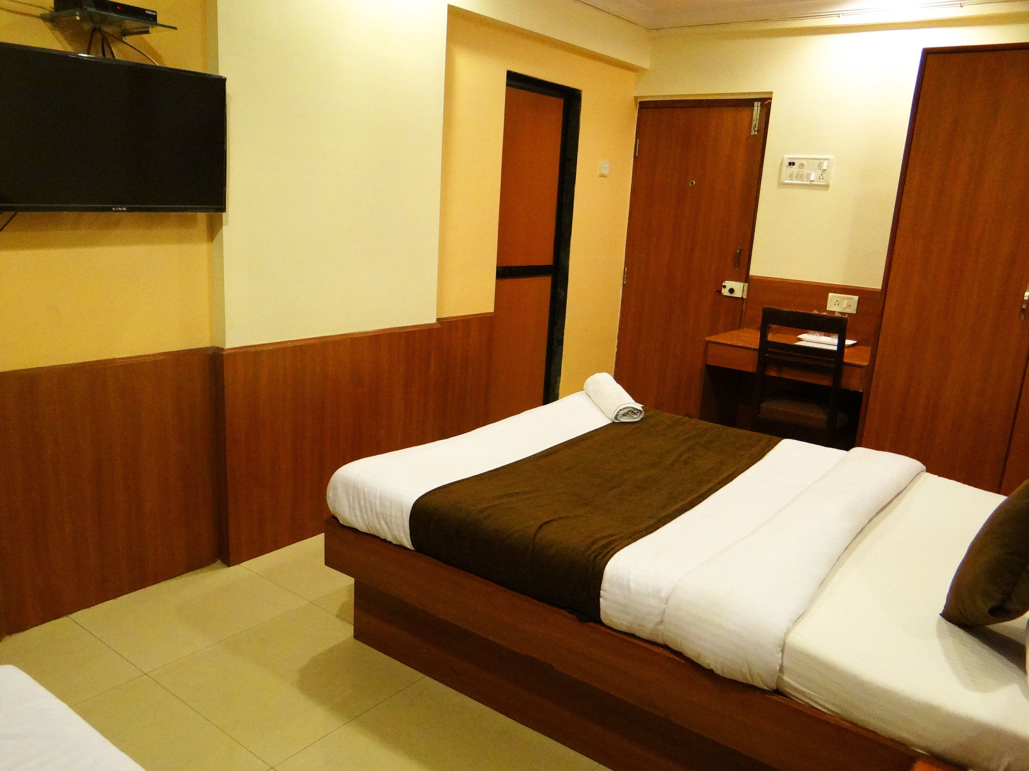 Lucky Hotel Goregaon Mumbai Exterior photo