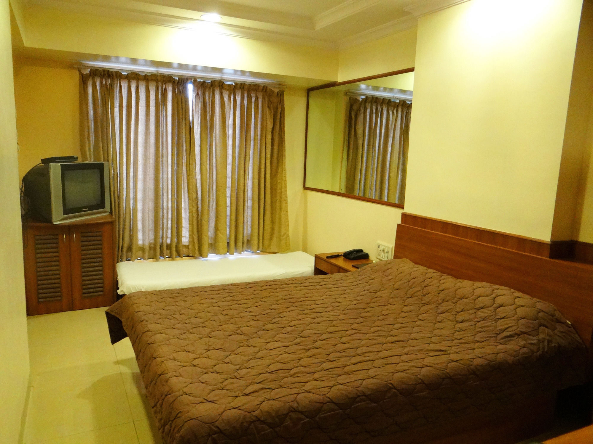 Lucky Hotel Goregaon Mumbai Exterior photo