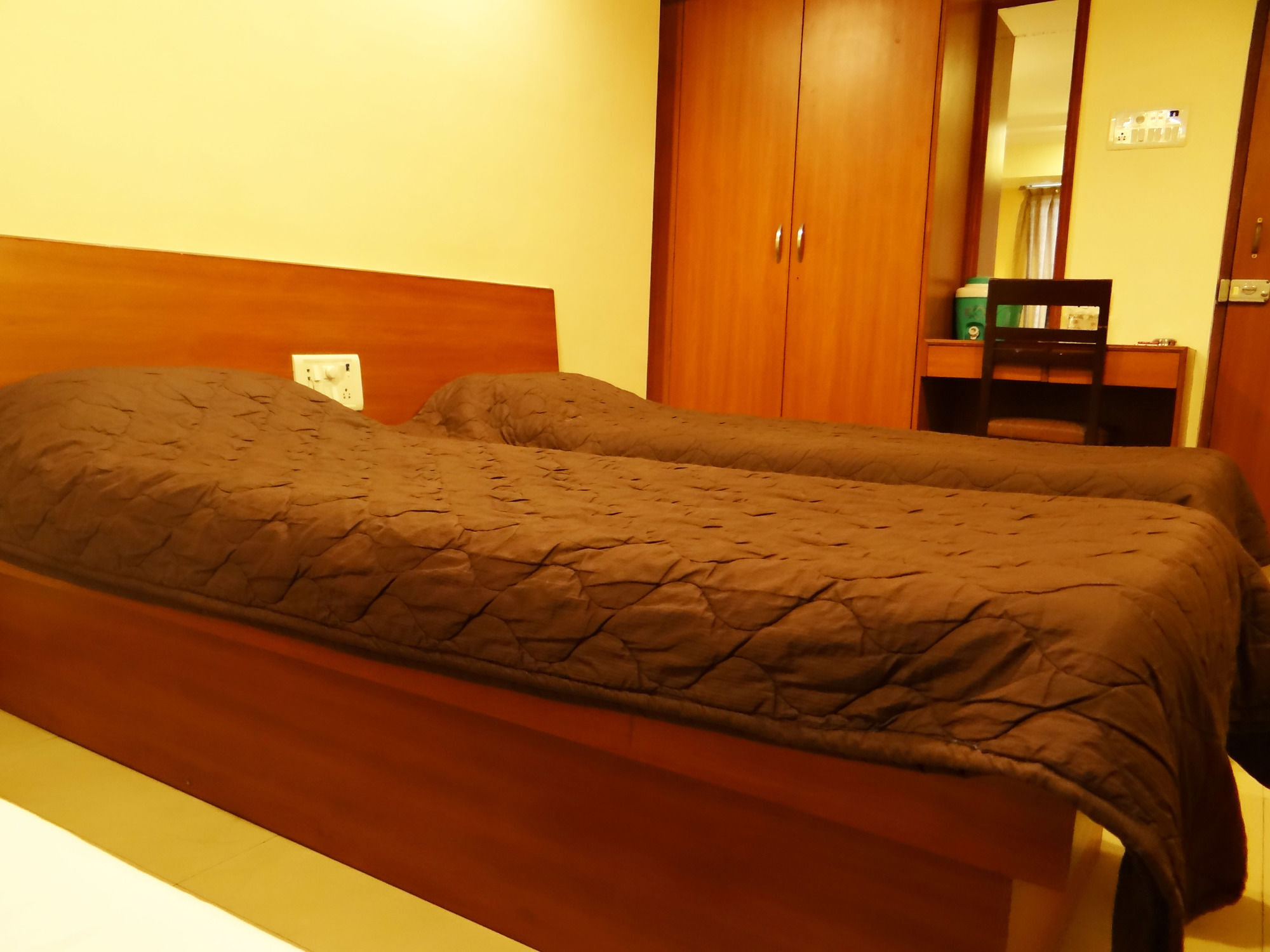 Lucky Hotel Goregaon Mumbai Exterior photo