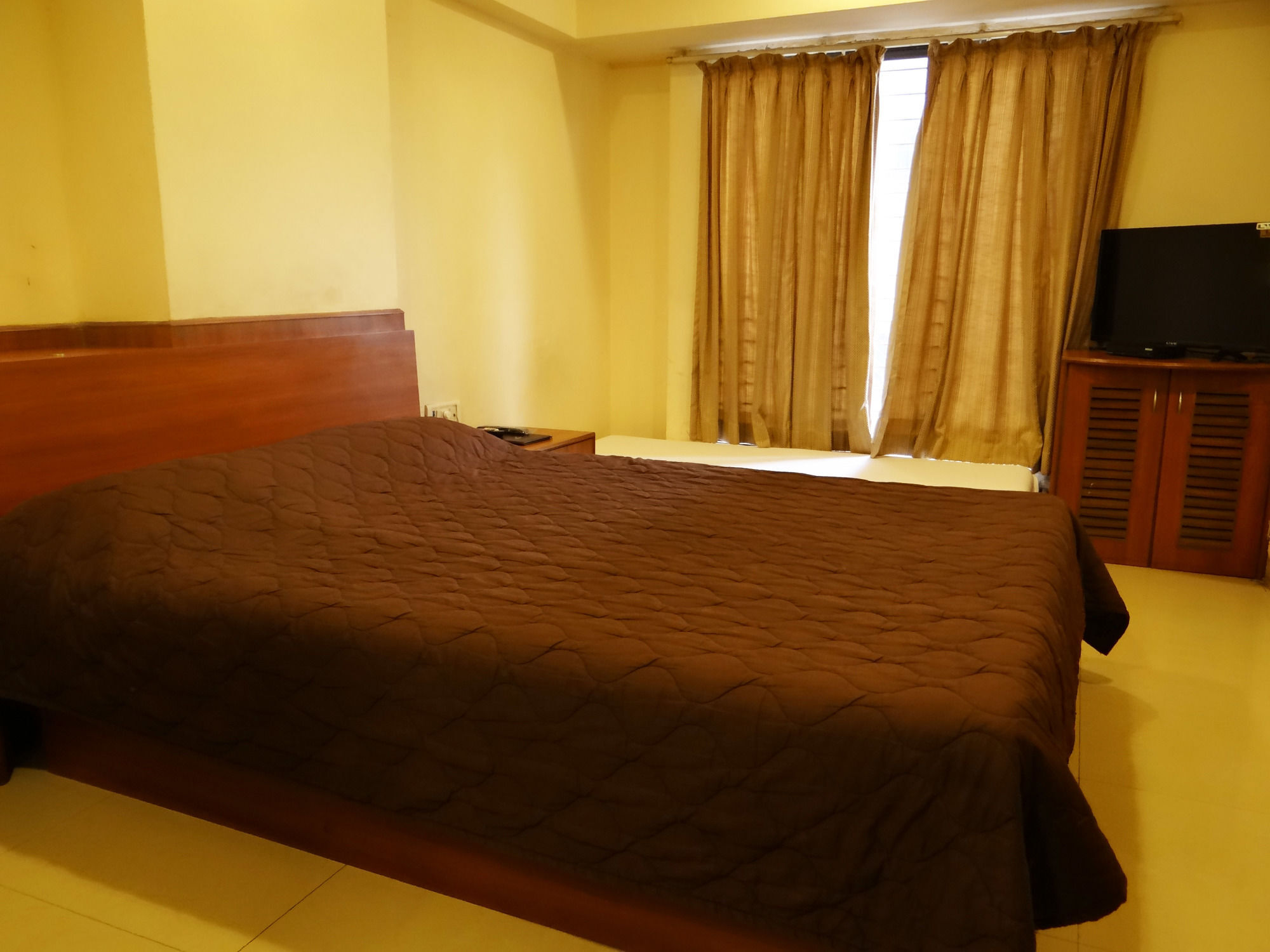 Lucky Hotel Goregaon Mumbai Exterior photo