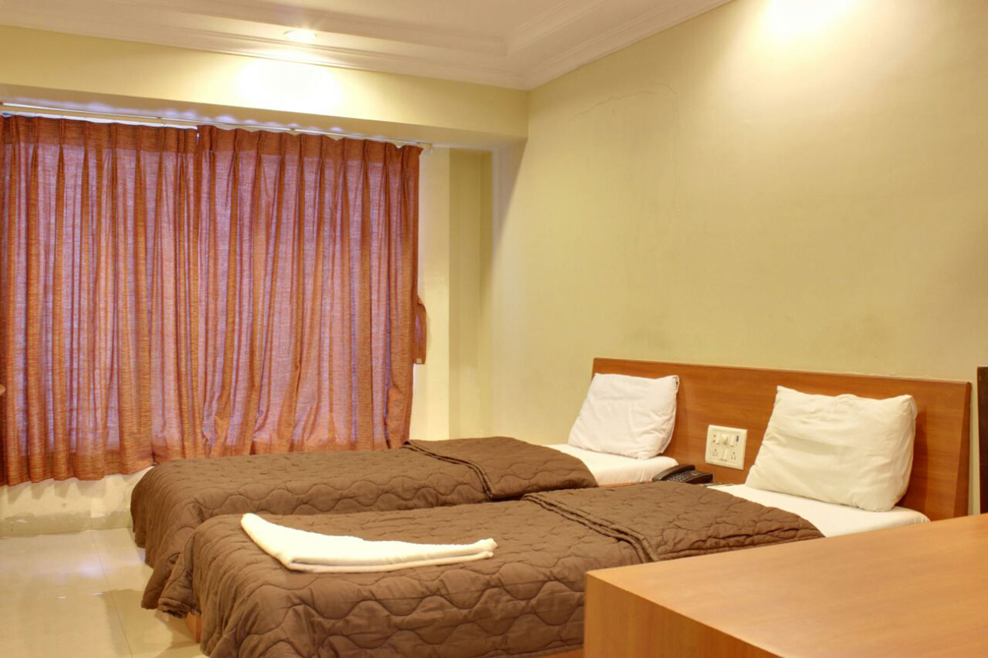 Lucky Hotel Goregaon Mumbai Exterior photo