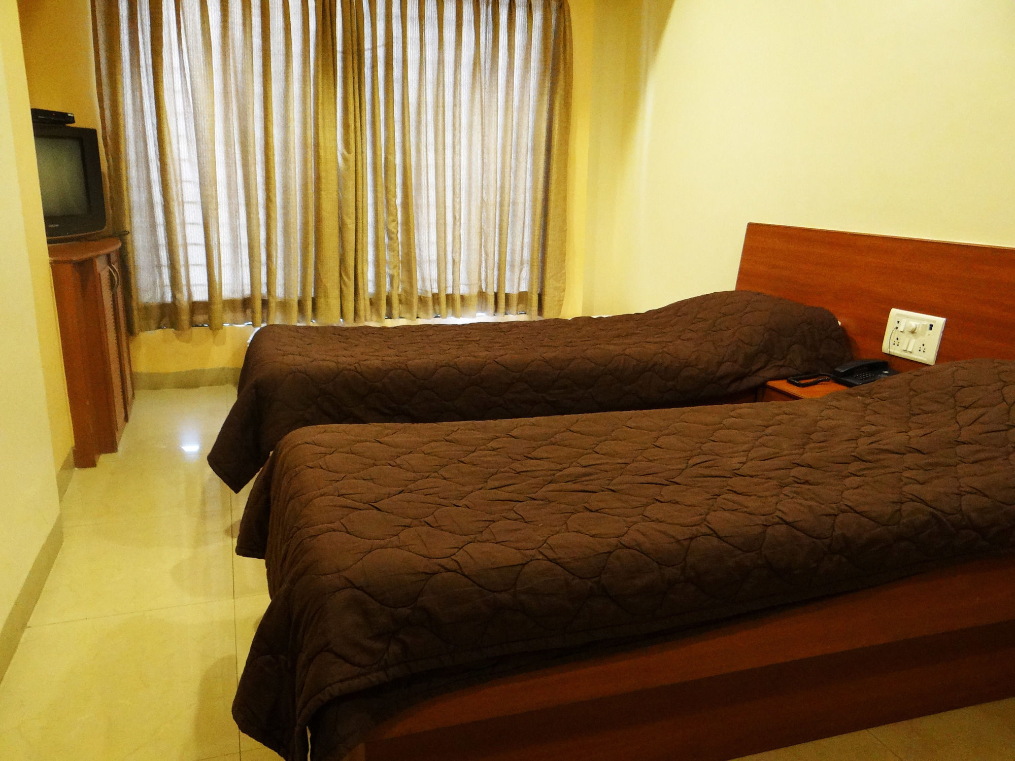 Lucky Hotel Goregaon Mumbai Exterior photo