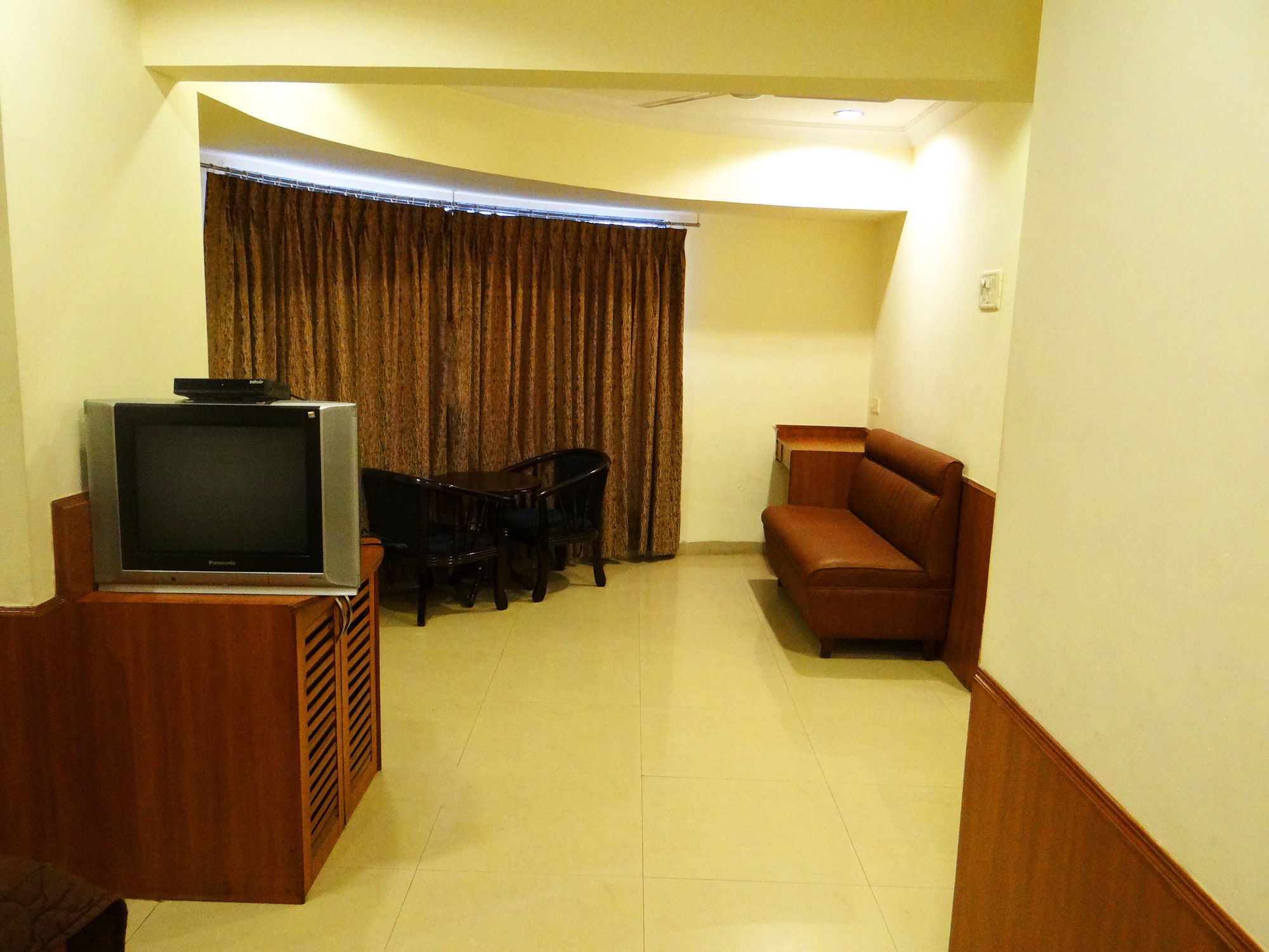 Lucky Hotel Goregaon Mumbai Exterior photo